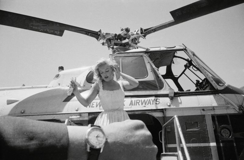 Marilyn Monroe se baja de un helicóptero