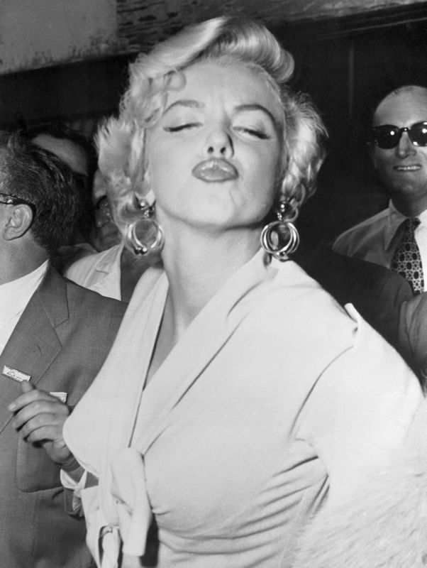 Marilyn Monroe Puckers für Fotografen