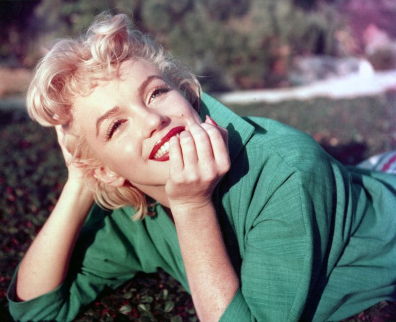 Marilyn Monroe, die auf das Gras legt