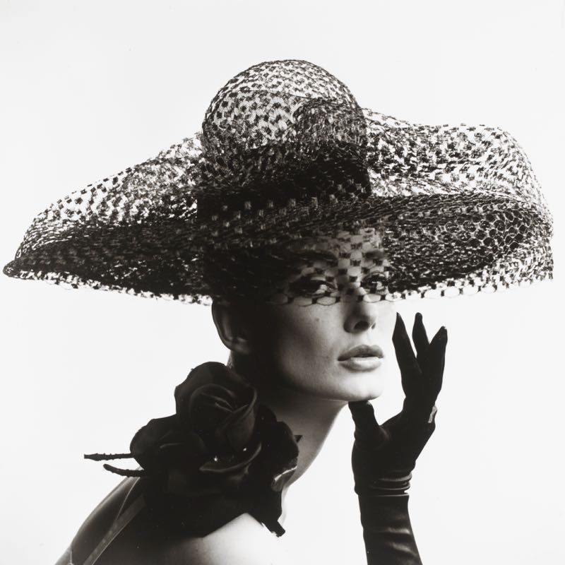 Tania Mallet con un sombrero de Madame Paulette