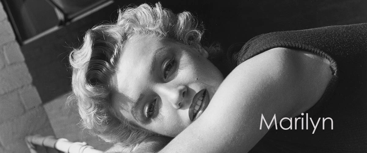 circa 1955: Porträt der amerikanischen Schauspielerin Marilyn Monroe (1926-1962), die ihren Kopf über ein Geländer lehnt und einen ärmellosen Pullover trägt. (Foto von Hulton Archive)