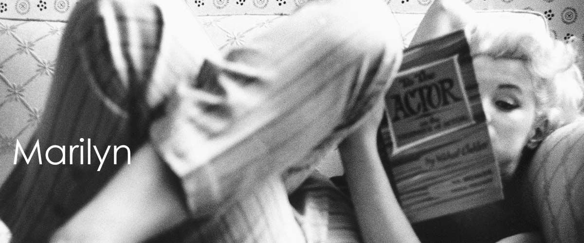 Schauspielerin Marilyn Monroe liest das Buch? Zum Schauspieler: Über die Technik des Schauspielens? von Michael Chekhov in einem ruhigen Moment im Ambassador Hotel im März 1955 in New York City, New York. (Foto von Ed Feingersh)