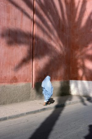 Mujer caminando en Marruecos