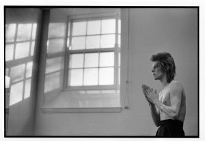 Bowie rezando