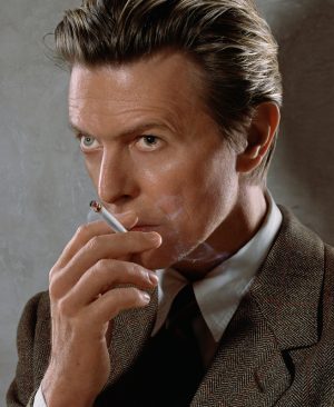 David Bowie che fuma