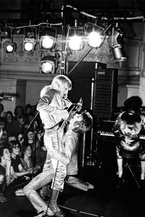 Bowie y Ronson en el escenario